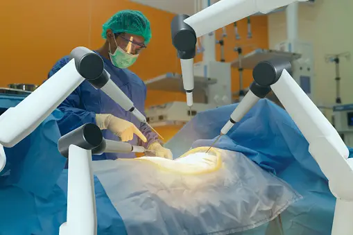 Atención médica inteligente, el robot quirúrgico permite a los médicos realizar procedimientos quirúrgicos complejos